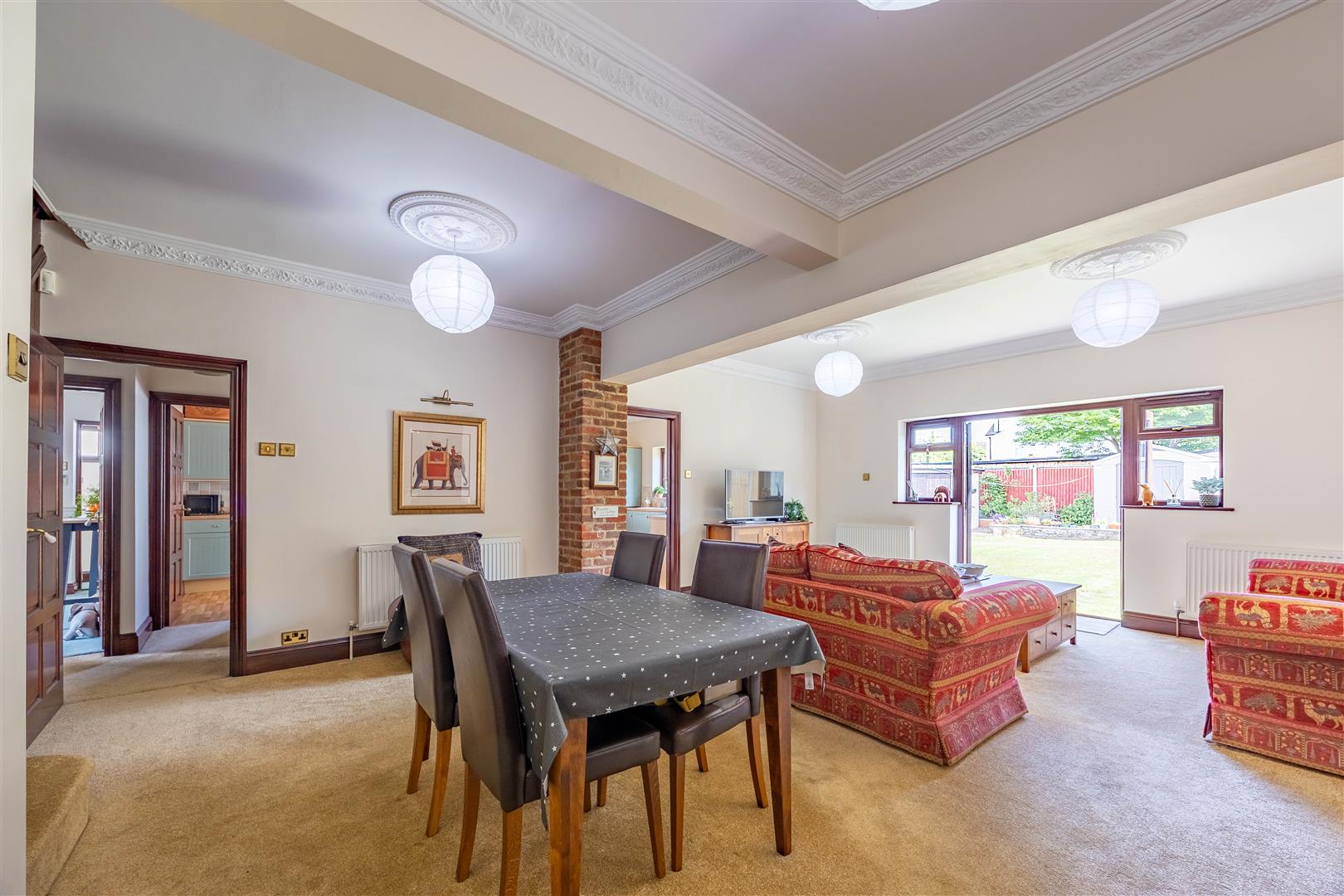 Lounge/Dining Room
